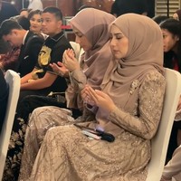 Diketahui busana yang dikenakan oleh Irish dan Dhini berasal dari Redberry Wedding. Gaun panjang tersebut tampak dihiasi dengan bordiran senada yang membuat penampilannya makin mewah dan elegan. Foto: Instagram/@dhiniaminarti