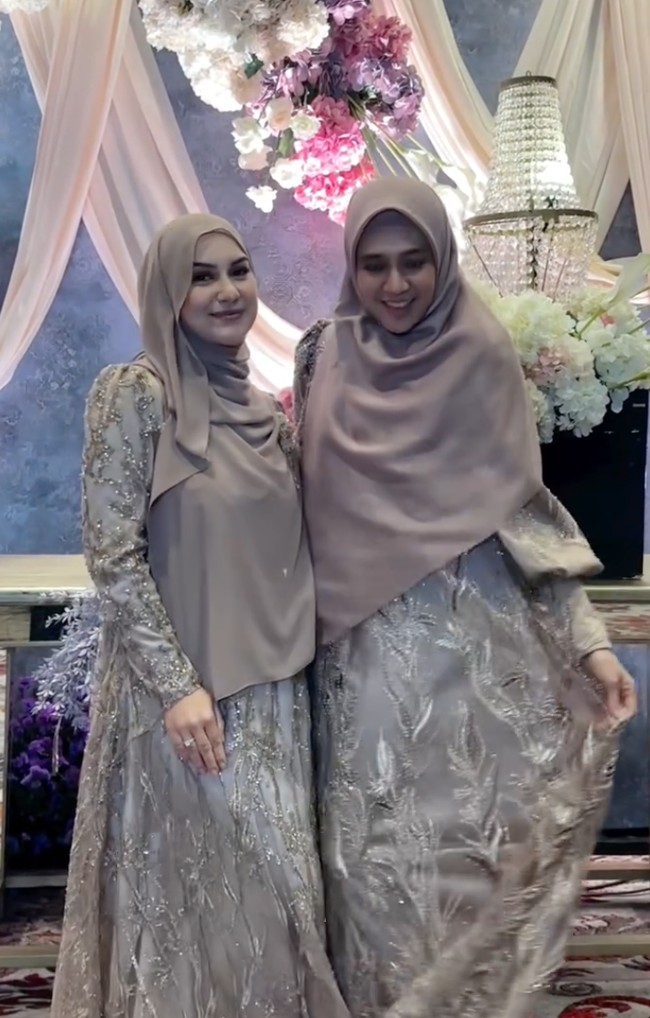 Tampil simpel, Irish dan Dhini juga memilih riasan natural yang memancarkan kecantikan alami mereka. Foto: Instagram/@dhiniaminarti