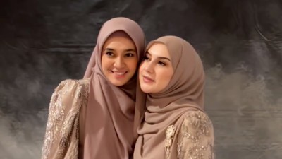 7 Gaya Kembar Irish Bella & Dhini Aminarti Jadi Bridesmaid Clara Shinta