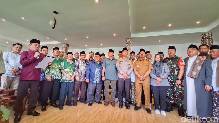 Jajaran Forkopimda Kabupaten Bandung saat melakukan audiensi dengan para ulama, kyai, dan tokoh agama di Rumah Dinas Bupati Bandung, Soreang, Selasa (2/9/2025)