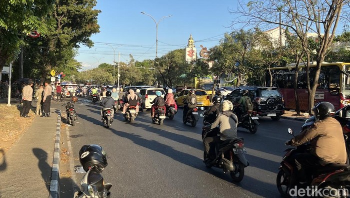 Arus lalu lintas (lalin) di Jalan Urip Sumoharjo yang sempat tersendat selama kurang lebih 3 jam kini berangsur normal.