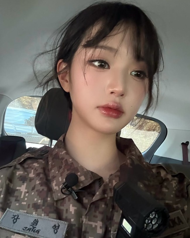 Tak hanya visualnya yang bikin kagum, tingkah lakunya juga mengundang tawa. Pasalnya Jang Wonyoung IVE harus melakukan pelatihan fisik di barak militer, yang awalnya ia kira seperti di Kidzania. Foto: dok. Instagram @for_everyoung10