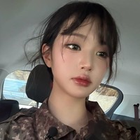 Tak hanya visualnya yang bikin kagum, tingkah lakunya juga mengundang tawa. Pasalnya Jang Wonyoung IVE harus melakukan pelatihan fisik di barak militer, yang awalnya ia kira seperti di Kidzania. Foto: dok. Instagram @for_everyoung10