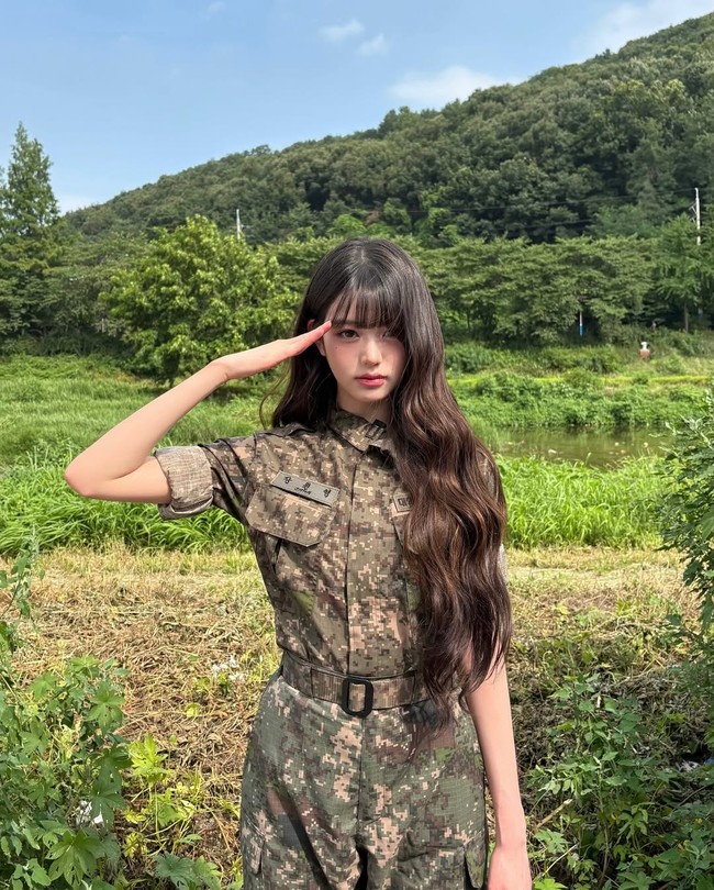 Jang Wonyoung IVE juga menuai pujian usai terungkap hanya tidur 50 menit sebelum syuting di barak militer. Pelantun ‘XOXZ’ itu tetap menunjukkan profesionalitas di tengah padatnya jadwal syuting video klip dan penerbangan ke Berlin, Jerman untuk tampil di festival musik Lollapalooza. Foto: dok. Instagram @for_everyoung10