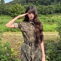 Jang Wonyoung IVE juga menuai pujian usai terungkap hanya tidur 50 menit sebelum syuting di barak militer. Pelantun ‘XOXZ’ itu tetap menunjukkan profesionalitas di tengah padatnya jadwal syuting video klip dan penerbangan ke Berlin, Jerman untuk tampil di festival musik Lollapalooza. Foto: dok. Instagram @for_everyoung10