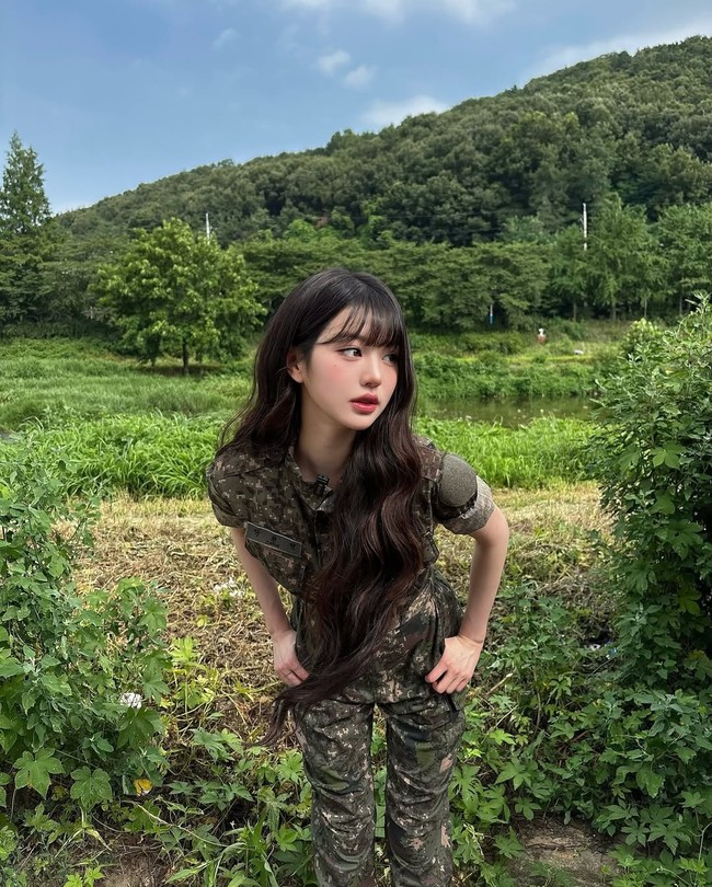Jang Wonyoung IVE, yang selama ini dikenal dengan imej anggun bak princess tampil dalam balutan seragam militer. Ia pun dipertemukan dengan Kai EXO di acara YouTube ‘Companion Enlistment’. Foto: dok. Instagram @for_everyoung10