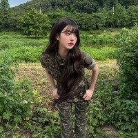 Jang Wonyoung IVE, yang selama ini dikenal dengan imej anggun bak princess tampil dalam balutan seragam militer. Ia pun dipertemukan dengan Kai EXO di acara YouTube ‘Companion Enlistment’. Foto: dok. Instagram @for_everyoung10