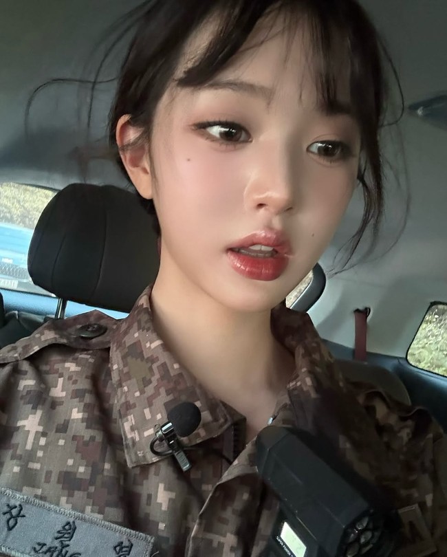 Banyak pula netizen yang penasaran dengan setting spray yang digunakan Jang Wonyoung IVE. Make up-nya tetap flawless dan tahan lama meskipun berkeringat, harus melakukan latihan keras bersama Kai EXO di barak militer. Foto: dok. Instagram @for_everyoung10