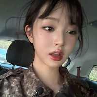 Banyak pula netizen yang penasaran dengan setting spray yang digunakan Jang Wonyoung IVE. Make up-nya tetap flawless dan tahan lama meskipun berkeringat, harus melakukan latihan keras bersama Kai EXO di barak militer. Foto: dok. Instagram @for_everyoung10
