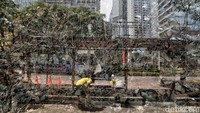 Fasilitas umum rusak akibat aksi unjuk rasa di sejumlah titik Jakarta, Selasa (2/9/2025). Halte Transjakarta yang hangus terbakar menjadi simbol rapuhnya ruang publik Jakarta usai unjuk rasa besar akhir Agustus. Rangkaian foto berikut mencoba menghadirkan kembali sisa-sisa peristiwa aksi massa berujung ricuh itu dengan cara berbeda.