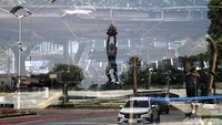 Pagar pembatas jalan roboh di tengah keramaian kota, menyisakan potret kekacauan yang sulit dihapus. Teknik double exposure dipilih bukan sekadar untuk memperindah, melainkan untuk memberi ruang tafsir baru. Luka kota tidak berdiri sendiri, ia selalu berdampingan dengan harapan, dengan kehidupan sehari-hari, dengan cita-cita agar ruang bersama ini tetap bisa jadi milik semua.