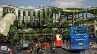 Ruang publik Jakarta yang rusak dalam foto reflektif ini mengingatkan, menjaga kota adalah menjaga rasa memiliki bersama.  