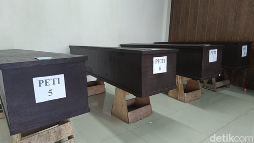 Tampilan peti jenazah terlantar di Rumah Sakit Umum Pusat (RSUP) Prof Ngoerah pada Selasa (2/9/2025).
