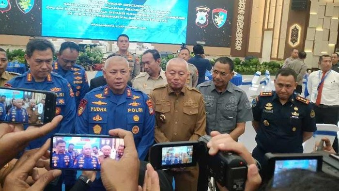 Kapolda Kalsel Irjen Rosyanto Yudha Hermawan bersama Forkopimda dihadapan awak media. Foto: Khairun Nisa/detikKalimantan