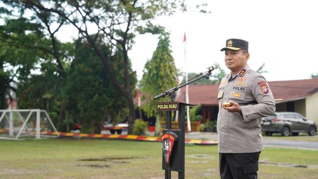Kapolda Riau Irjen Herry Heryawan memberikan motivasi kepada personel Satuan Brimob, Selasa (2/9/2025).