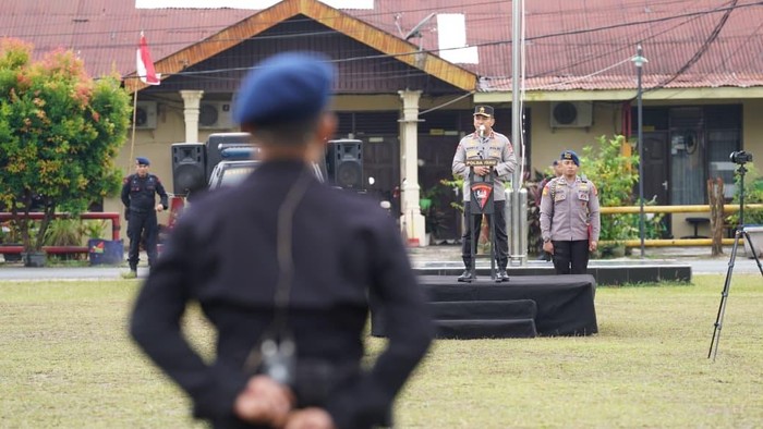 Kapolda Riau Irjen Herry Heryawan memberikan motivasi kepada personel Satuan Brimob, Selasa (2/9/2025).