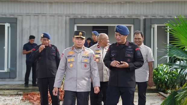 Kapolda Riau Irjen Herry Heryawan memberikan motivasi kepada personel Satuan Brimob, Selasa (2/9/2025).