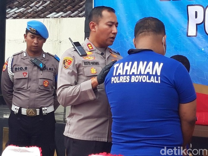 Kapolres Boyolali, AKBP Rosyid Hartanto menanyai tersangka pencurian sepeda motor milik pedagang sayur keliling, Selasa (2/9/2025).
