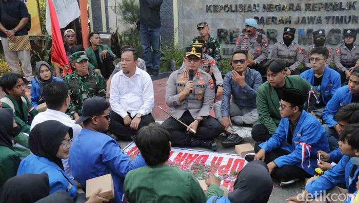 Kapolres Magetan AKBP Raden Erik Bangun Prakasa saat menemui massa demo