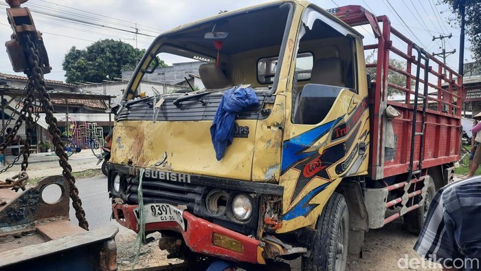Kecelakaan truk menabrak warung dan rumah di jalan Pati-Gabus tepatnya Desa Banjarsari, Kecamatan Gabus, Pati, Selasa (2/9/2025).