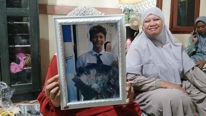 Keluarga korban menunjukan foto almarhum Andika Lutfi Falah (16), pelajar asal Puri Bidara Permai, RT/RW 02/06, Desa Pematang, Tigaraksa, Kabupaten Tangerang, Banten, yang meninggal dunia diduga terlibat dalam aksi kerusuhan unjukrasa di Kawasan DPR/MPR RI pada Kamis (28/9) lalu (ANTARA/Azmi Samsul Maarif).