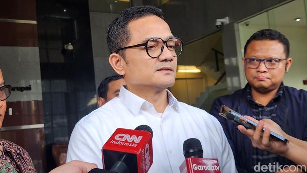 Kepala Badan Pelaksana Badan Pengelola Keuangan Haji (BPKH), Fadlul Imansyah usai diperiksa KPK. (Adrial/detikcom)