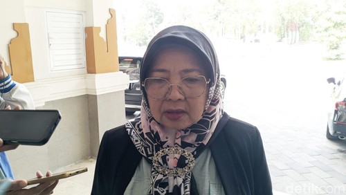 Ketua DPRD NTB Baiq Isvie Rupaeda saat berkunjung ke kantor Gubernur NTB, Selasa (2/9/2025). (Ahmad Viqi/detikBali).