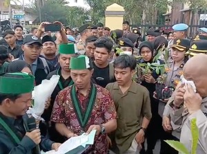 Momen Aksi Damai HMI di Polda Riau, Polisi dan Mahasiswa Menangis Haru