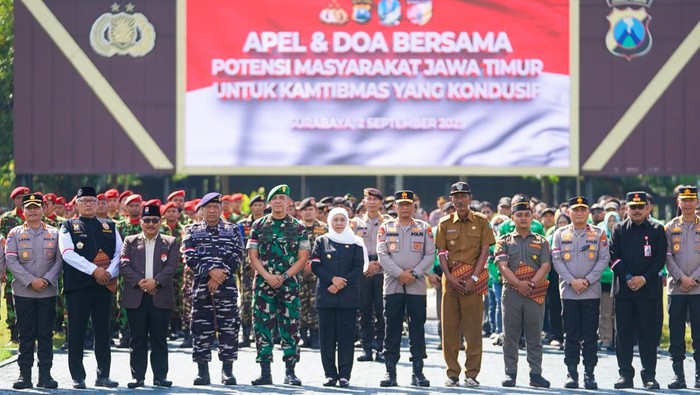 Khofifah Indar Parawansa saat apel dan doa bersama di Polda Jatim