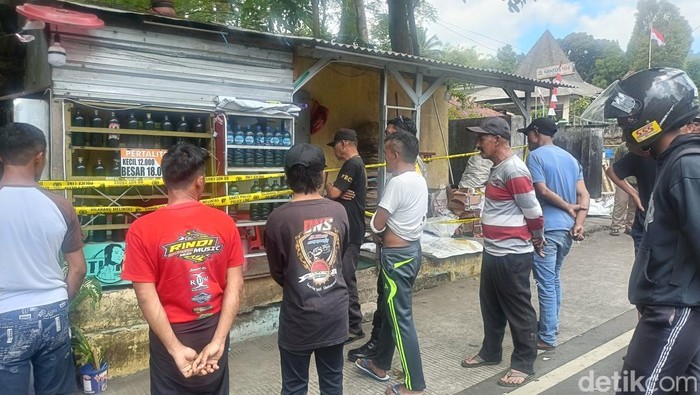 Kios BBM eceran lokasi pembacokan di Jalan Raya Sukapura, Probolinggo.