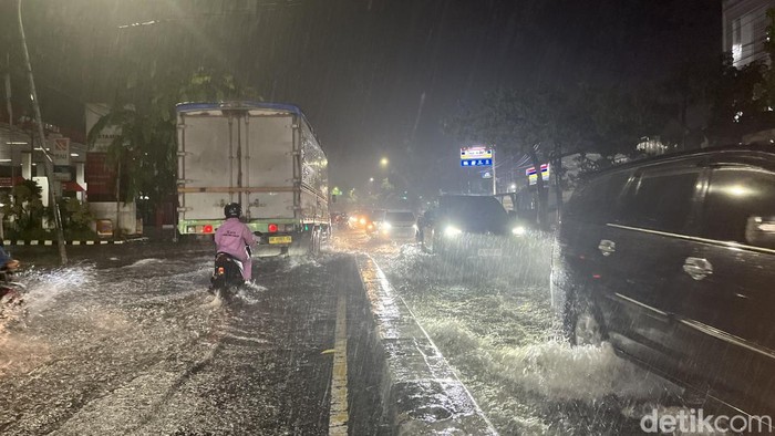 Kondisi banjir di Jalan Letda Sudjono Medan. (Foto: Kartika Sari/detikSumut).