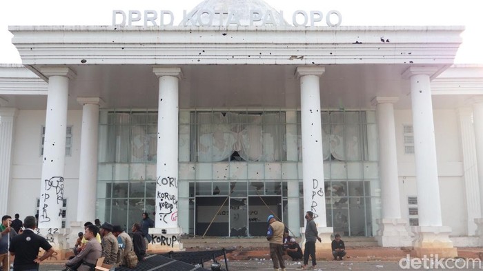 Kondisi gedung DPRD Palopo usai demo berujung ricuh.