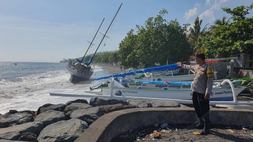 Kondisi kapal layar yang terdampar di perairan Amed, Desa Purwakerti, Kecamatan Abang, Karangasem, Bali, Selasa (2/9/2025). (Foto: Dok. Polsek Abang)