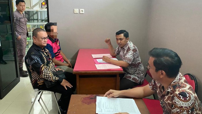 Tersangka kredit fiktif di Ponorogo saat di Kejari setempat