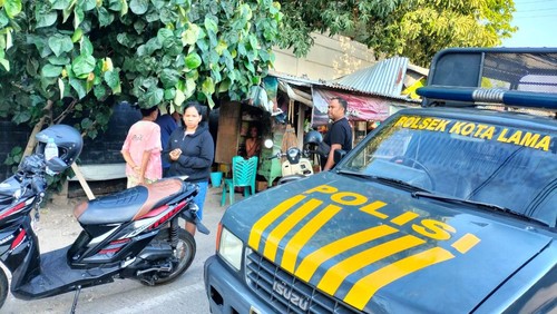 Lasarus Hina korban penikaman dievakuasi ke RSUD SK Lerik Kota Kupang, NTT, Senin (1/9/2025).