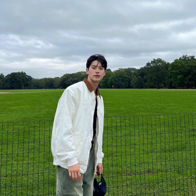 Meski terpaut usia 10 tahun, kemampuan akting Lee Chae Min dinilai mampu mengimbangi senior sekaligus idolanya Yoona SNSD. Ia mengaku kerap salah tingkah saat melihat wajah Yoona SNSD di layar monitor saat syuting. Foto: dok. Instagram @l.c.m____