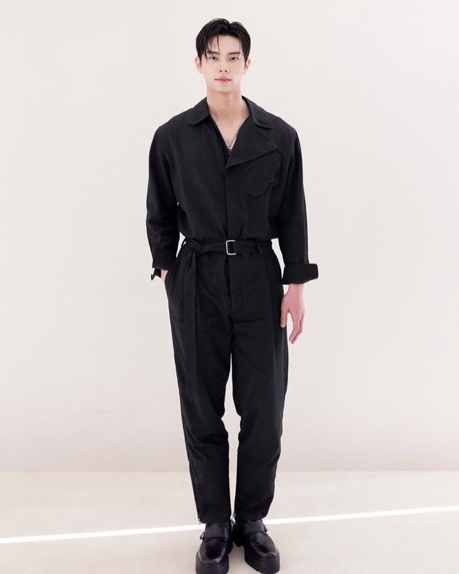 Sebelum membintangi Bon Appetit, Your Majesty, Lee Chae Min sudah dikenal lewat sejumlah drama seperti Hierarchy dan Crushology 101. Ia juga pernah menjadi MC di acara musik populer Music Bank, berpasangan dengan Jang Wonyoung IVE. Foto: dok. Instagram @l.c.m____