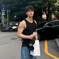 Aktor kelahiran 15 September 2000 ini ternyata hobi bermain basket dan berenang. Wajar saja jika tinggi badan Lee Chae Min, yang semula 189 cm bertambah pesat menjadi 190,2 cm. Foto: dok. Instagram @l.c.m____