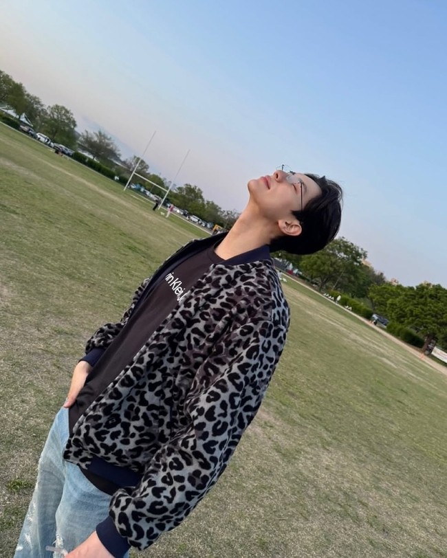 Tak hanya berparas tampan, Lee Chae Min juga memiliki postur tubuh tinggi semampai. Banyak yang mengira lawan main Yoona SNSD ini dulunya seorang model. Foto: dok. Instagram @l.c.m____