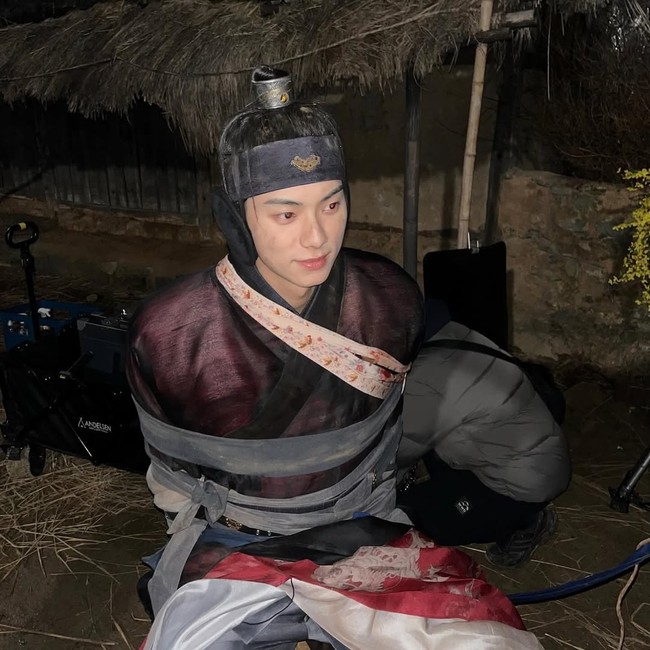 Di tengah popularitasnya, tahun lalu, Lee Chae Min mengkonfirmasi hubungan asmaranya dengan Ryu Da In. Keduanya terlibat cinta lokasi saat syuting drama Korea Crash Course in Romance. Foto: dok. Instagram @l.c.m____