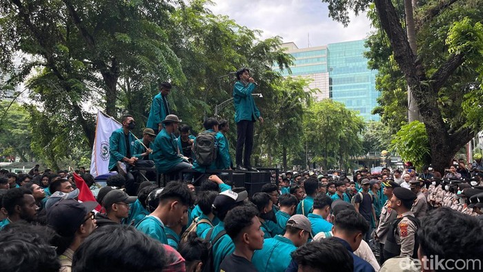 Ratusan mahasiswa Unimed saat aksi di depan DPRD Sumut.