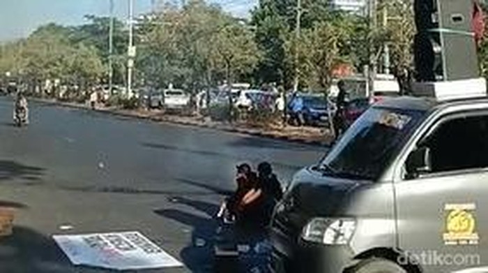 Massa menggelar aksi unjuk rasa di depan kantor Gubernur Sulsel dengan menutup satu ruas jalan.