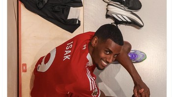 Isak akhirnya tersenyum setelah memberontak pada Newcastle. Foto: X.com