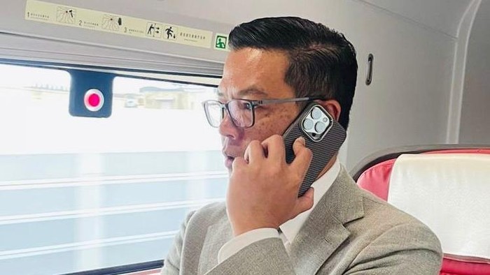Menteri Luar Negeri (Menlu) RI Sugiono berbincang via telepon dengan Menlu Peri Elmer Schialer membahas kematian diplomat RI Zetro Leonardo Purba.