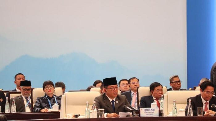 Menteri Luar Negeri Sugiono menyampaikan sikap pemerintah Indonesia dalam Konferensi Tingkat Tinggi Shanghai Cooperation Organization (KTT SCO) Plus di Tianjin Meijiang International Convention and Exhibition Center, kota Tianjin, China pada Senin (1/9/2025). (ANTARA/Desca Lidya Natalia)