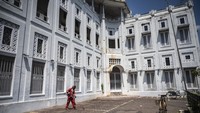 Kawasan ini berstatus Cagar Budaya dan diajukan ke UNESCO sebagai warisan dunia. Arsitektur Baroque hingga Indisch jadi daya tarik, meski puluhan bangunan masih terbengkalai. ANTARA FOTO/Aprillio Akbar  