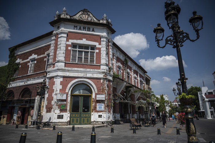 Wisatawan berjalan di Kota Lama, Semarang, Jawa Tengah, Selasa (2/9/2025). Badan Pusat Statistik (BPS) mencatat perjalanan wisatawan nusantara (wisnus) pada Juli 2025 mencapai 100,20 juta perjalanan menurun 4,68 persen dibandingkan Juni 2025. ANTARA FOTO/Aprillio Akbar/foc.