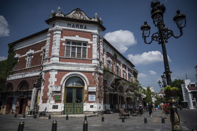 Menyusuri Kota Lama Semarang, Little Netherlands di Tanah Jawa Wisatawan berjalan di Kota Lama, Semarang, Jawa Tengah, Selasa (2/9/2025). Badan Pusat Statistik (BPS) mencatat perjalanan wisatawan nusantara (wisnus) pada Juli 2025 mencapai 100,20 juta perjalanan menurun 4,68 persen dibandingkan Juni 2025. ANTARA FOTO/Aprillio Akbar/foc.