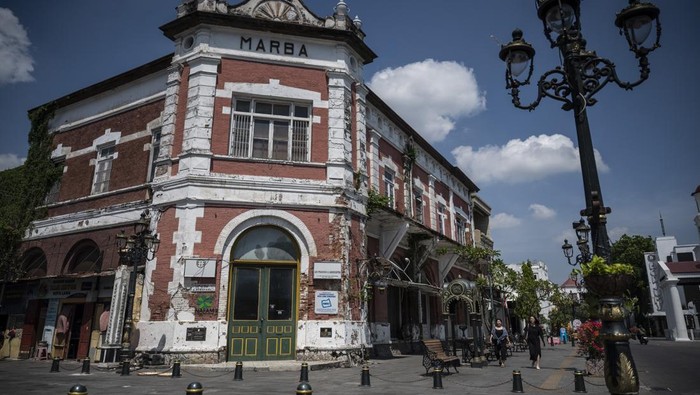 Menyusuri Kota Lama Semarang, Little Netherlands di Tanah Jawa Wisatawan berjalan di Kota Lama, Semarang, Jawa Tengah, Selasa (2/9/2025). Badan Pusat Statistik (BPS) mencatat perjalanan wisatawan nusantara (wisnus) pada Juli 2025 mencapai 100,20 juta perjalanan menurun 4,68 persen dibandingkan Juni 2025. ANTARA FOTO/Aprillio Akbar/foc.