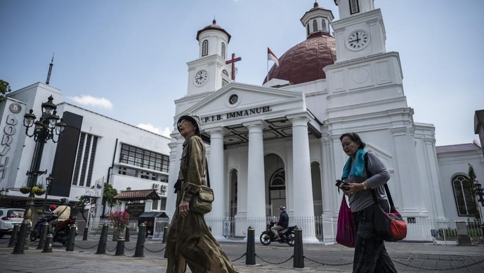 Menyusuri Kota Lama Semarang, Little Netherlands di Tanah Jawa Wisatawan berjalan di Kota Lama, Semarang, Jawa Tengah, Selasa (2/9/2025). Badan Pusat Statistik (BPS) mencatat perjalanan wisatawan nusantara (wisnus) pada Juli 2025 mencapai 100,20 juta perjalanan menurun 4,68 persen dibandingkan Juni 2025. ANTARA FOTO/Aprillio Akbar/foc.